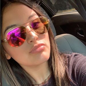 Meet your Posher, Emmi